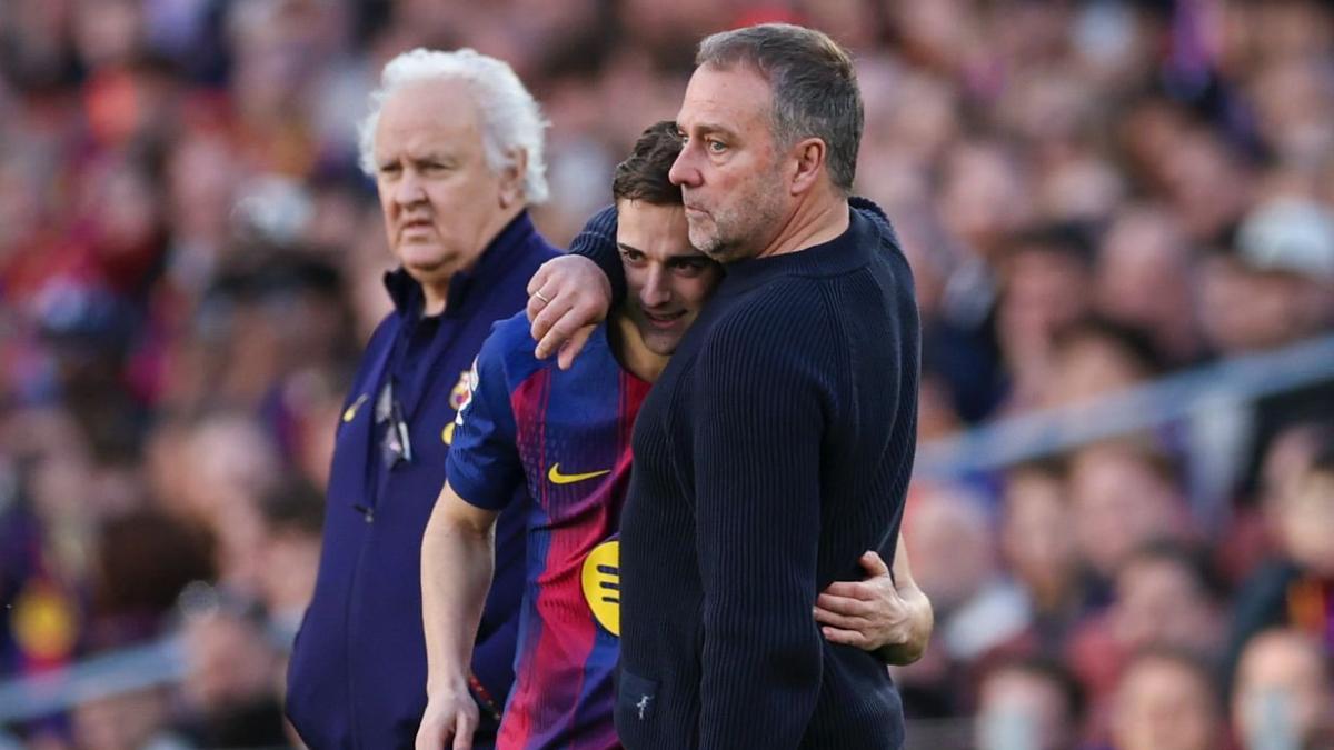 Gavi y Flick se abrazan antes de la vuelta del andaluz