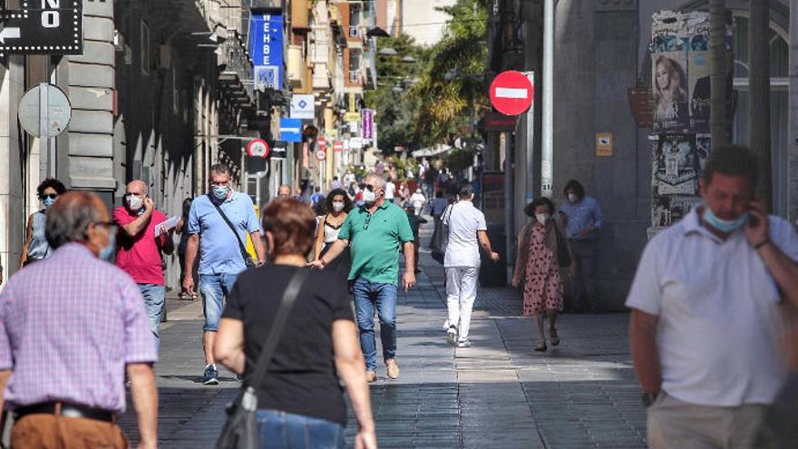 Ciudadanos en la calle Castillo, en Santa Cruz de Tenerife.