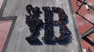 800 personas dibujan el logo de la Copa América de vela en el litoral de Barcelona
