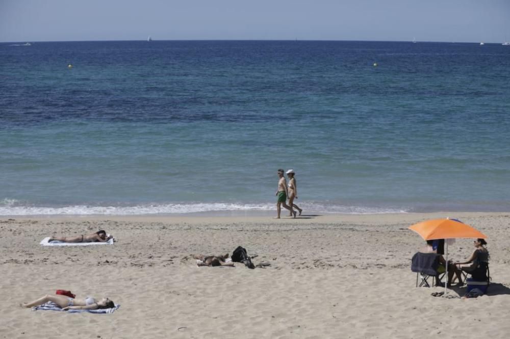 Los mallorquines disfrutan del primer fin de semana en la playa