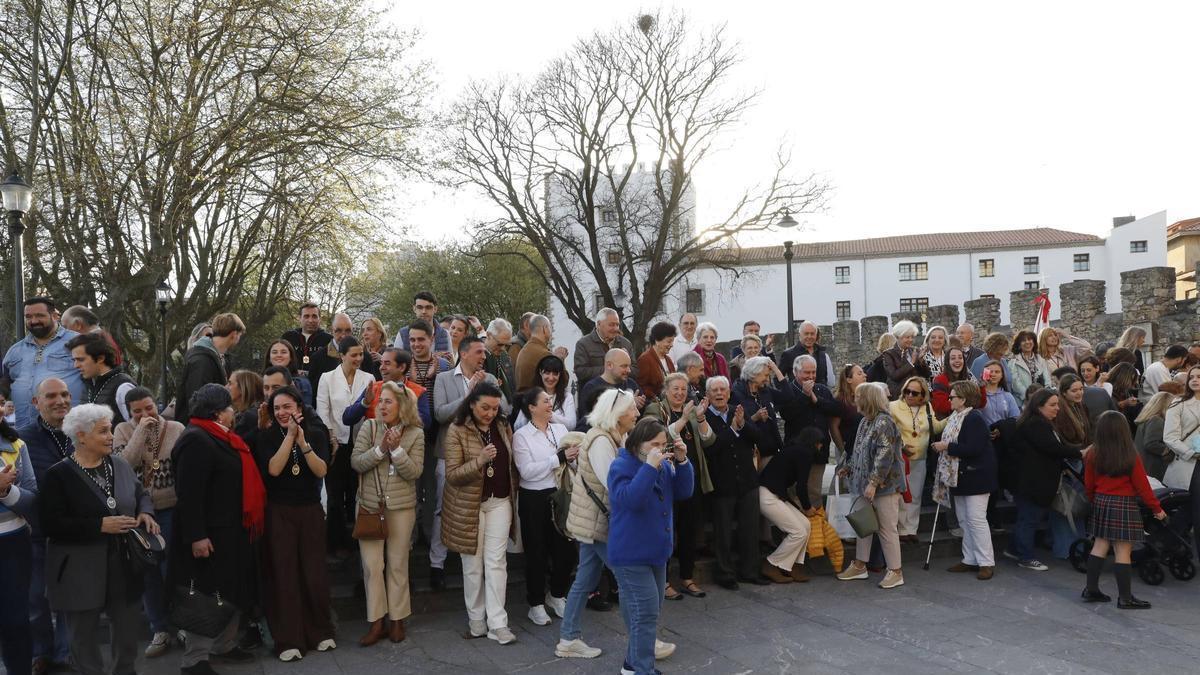Vídeo: Las cofradías de Gijón celebran el inicio de la Pascua y brindan por seguir creciendo