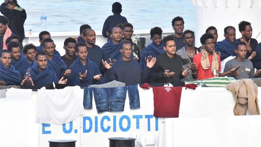 Salvini deja que desembarquen 29 menores del navío ‘Diciotti’