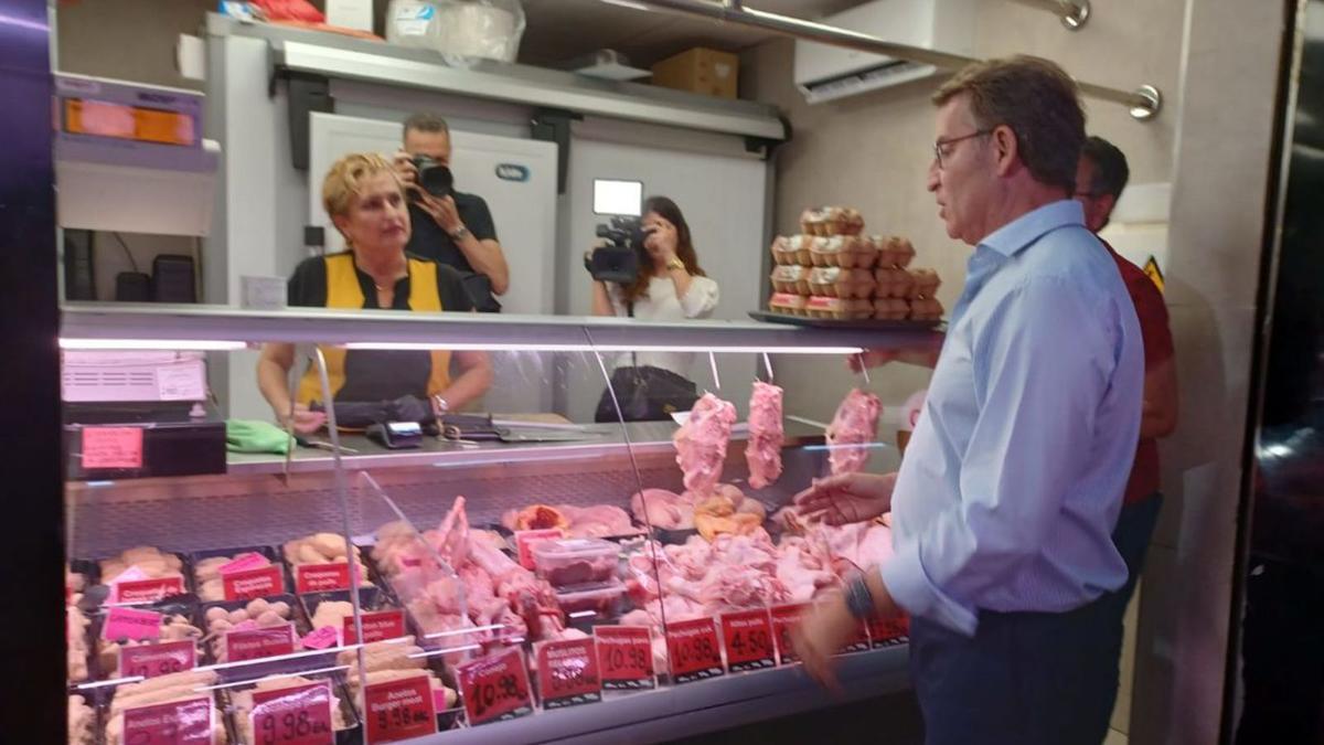 El presidente del PP conversó con los empleados del sector cárnico del mercado. | J.F.M.