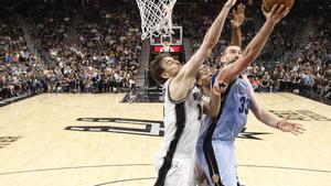 Apr 4, 2017; San Antonio, TX, USA; Memphis Grizzlies center Marc Gasol (33) shoots the ball as San Antonio Spurs center Pau Gasol (left) and Kawhi Leonard (behind) defend during the second half at AT&T Center. The Spurs won 95-89 in overtime. Mandatory Credit: Soobum Im-USA TODAY Sports