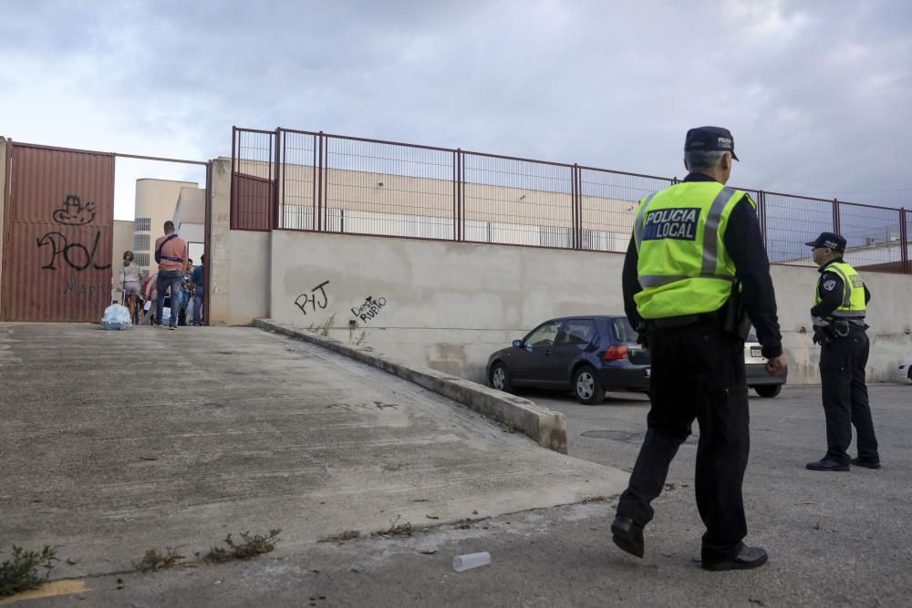 El colegio Anselm Turmeda de Palma, tomado por la Policía