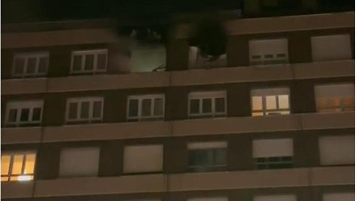 El edificio indenciado.