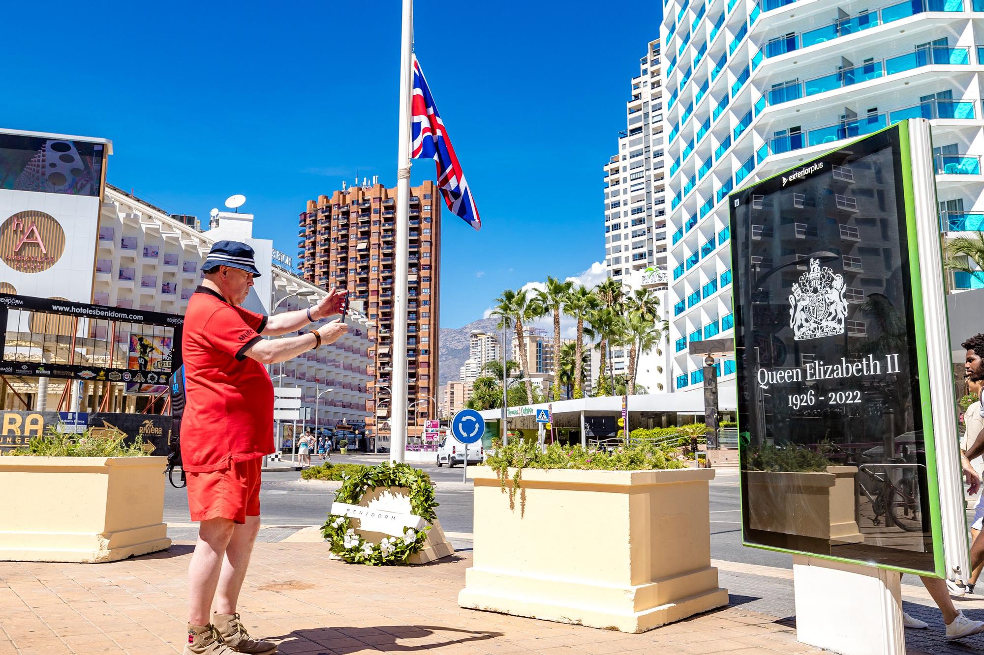 También están colocando en esta zona mupis con la foto de Isabel II para a montar un espacio de homenaje y recuerdo durante estos días.