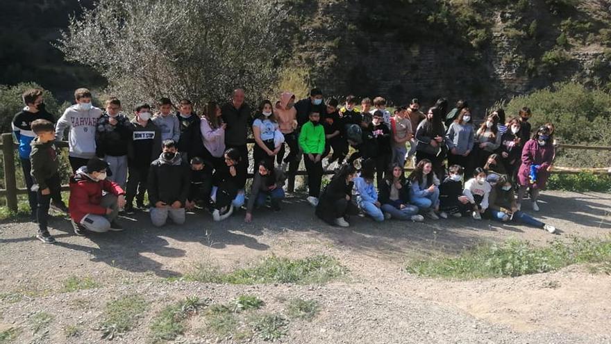 Los alumnos se hicieron la foto de familia con Gonzalo Mateo.