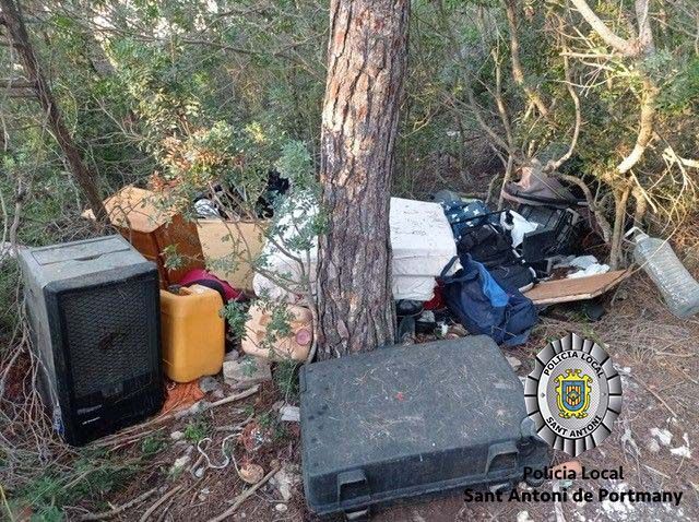 Desmantelan un asentamiento ilegal en Ibiza con más de 1.500 quilos de residuos acumulados