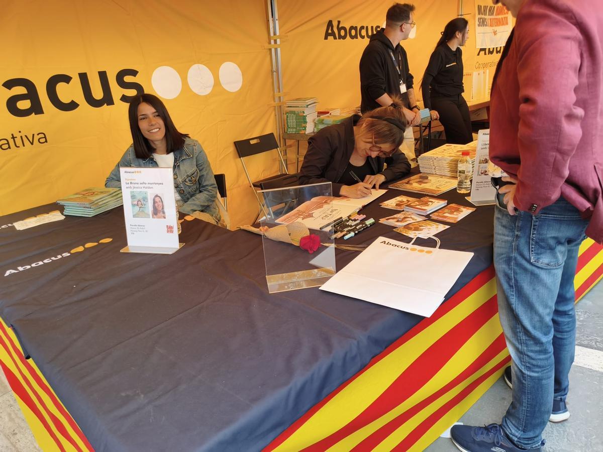 Coaner Codina firmant el seu llibre al costat de Jèssica Haldon
