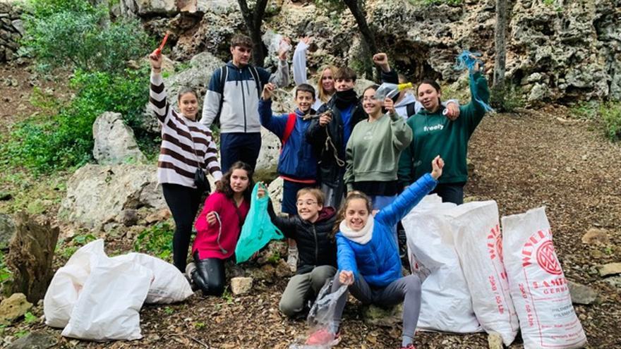 Salir de excursión y recoger basura: más de mil jóvenes de las islas se convierten en &#039;O Plastic Warriors&#039;