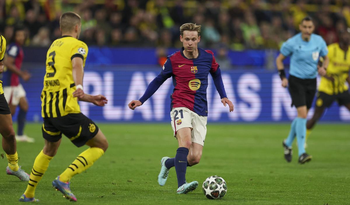Frenkie de Jong conduce el balón.