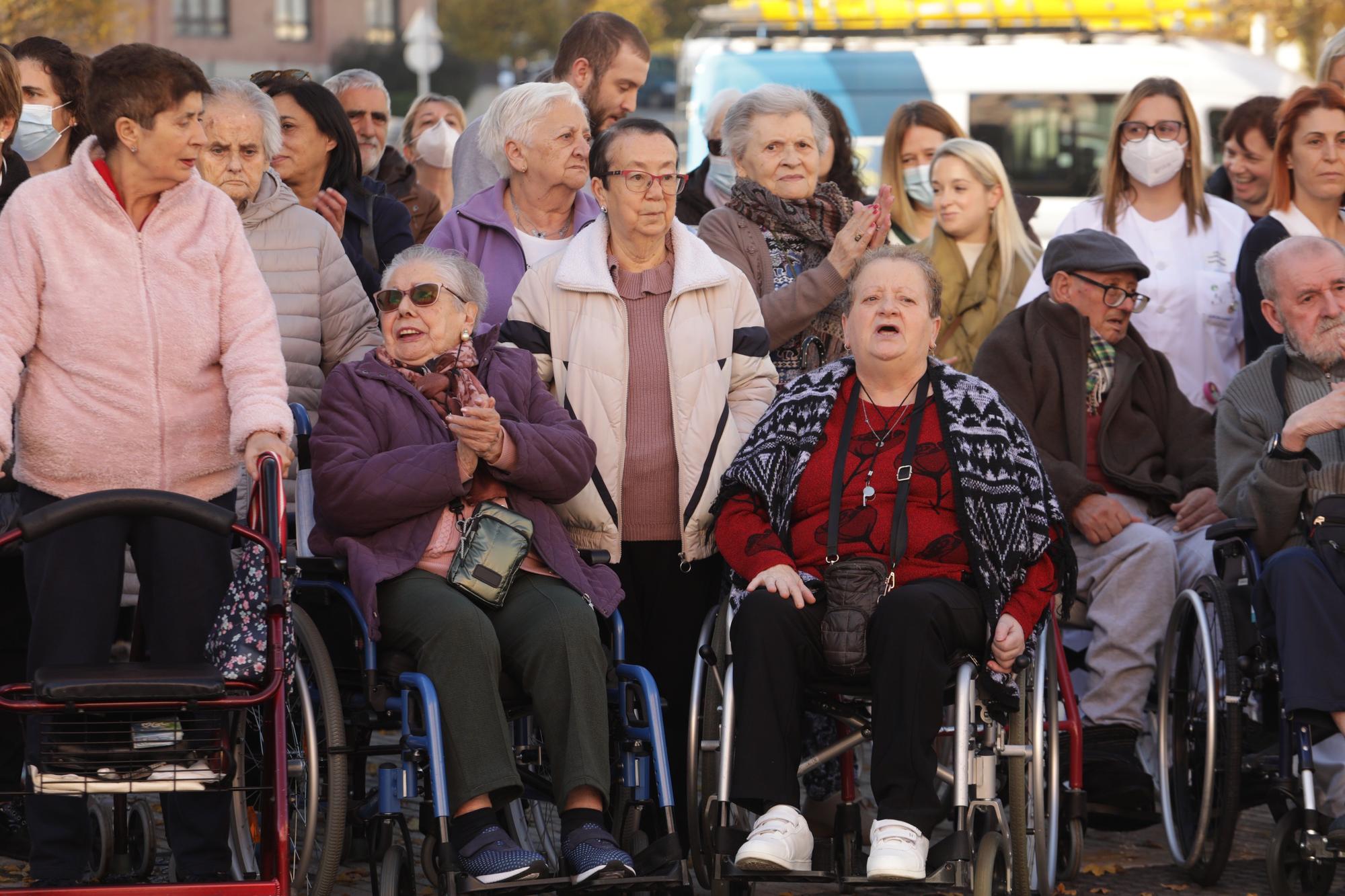 En imágenes: Protesta de los usuarios de la residencia Aurora Álvarez de Gijón por el recorte de plantilla