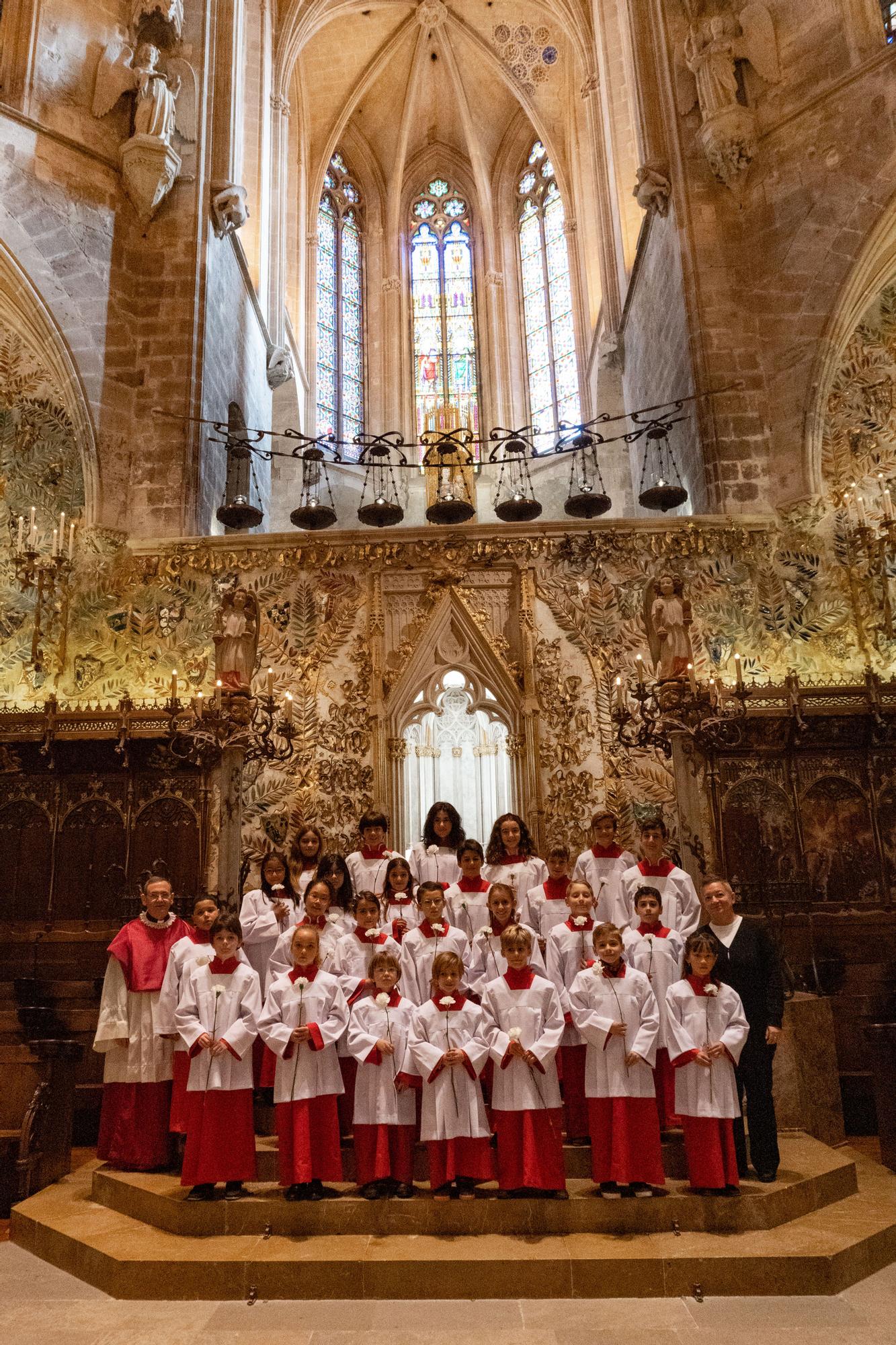 La Seu acoge la vestición de los nuevos veintidós miembros de la coral de Vermells