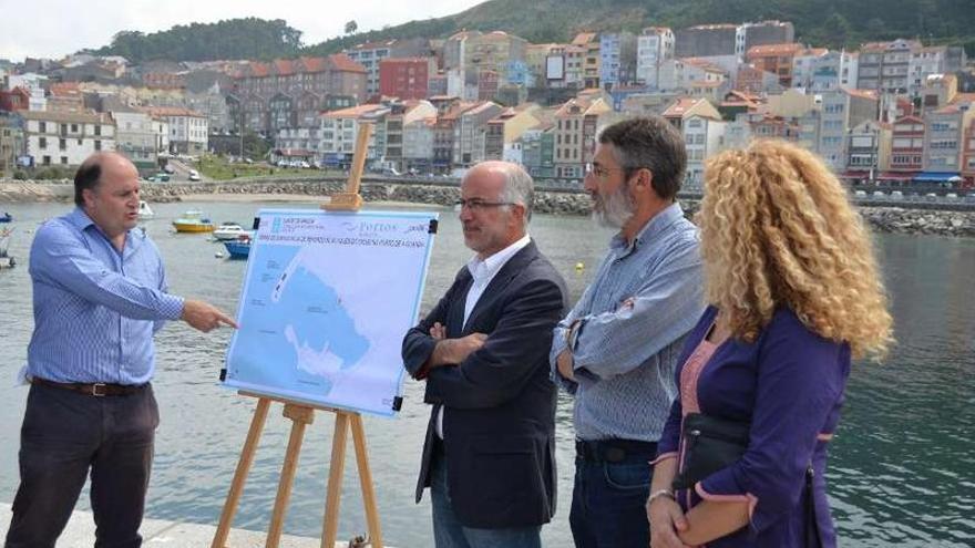 José Juan Durán, José Manuel Domínguez Freitas y Fátima Iglesias, ayer, en la explicación de la obra.