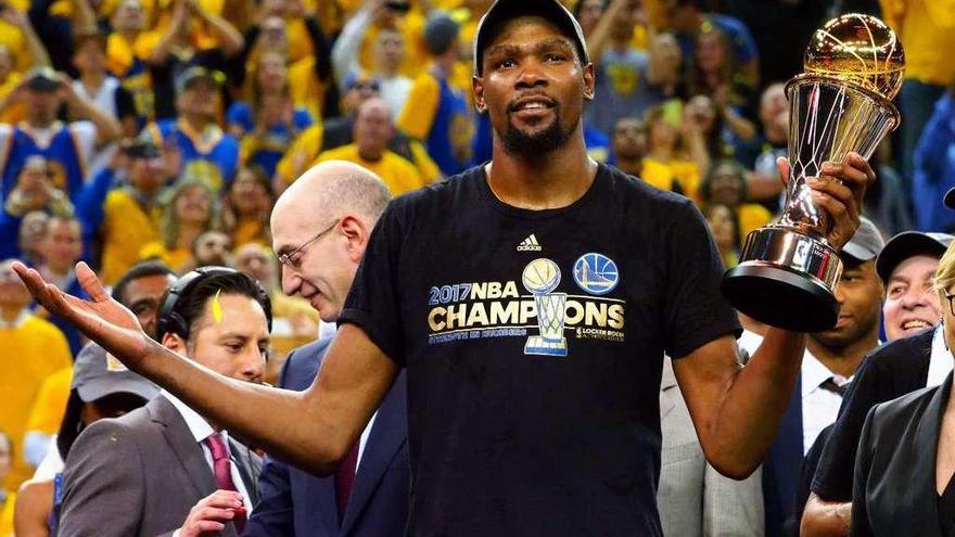 Kevin Durant celebra su primer título de la NBA tras unas series finales que le han encumbrado.