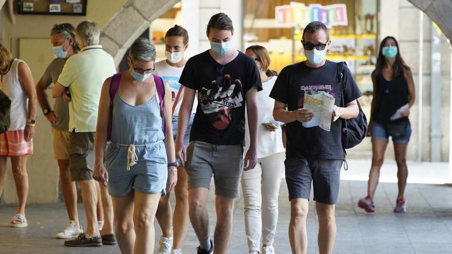 Gent passejant a la ciutat de Girona, en una imatge d&#039;arxiu