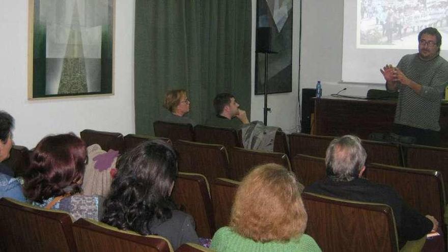 Daniel González, de pie, explica las consecuencias de la implantación de macrogranjas al público que asistió a la conferencia de ProCulto.