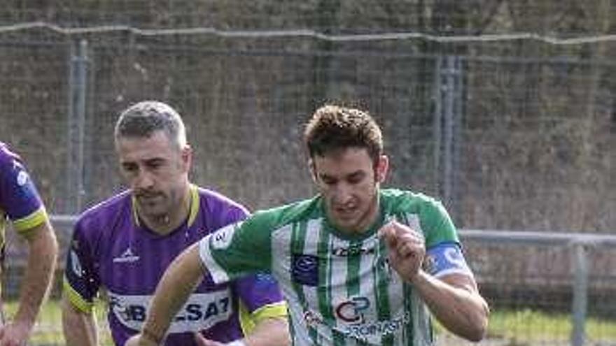 Pablo Sánchez, con el balón, perseguido por Pascual.