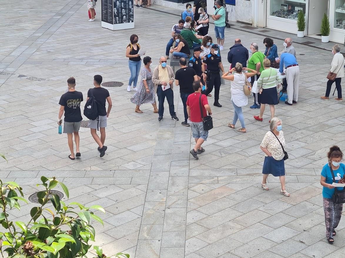 Dos agentes de policía caminando entre los viandantes, ayer.