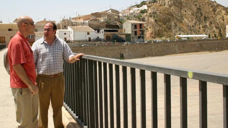 Unos jóvenes Pedro Antonio Sánchez y Lejárraga miran los terrenos en los que proyectaban el Auditorio, en una foto de 2005.