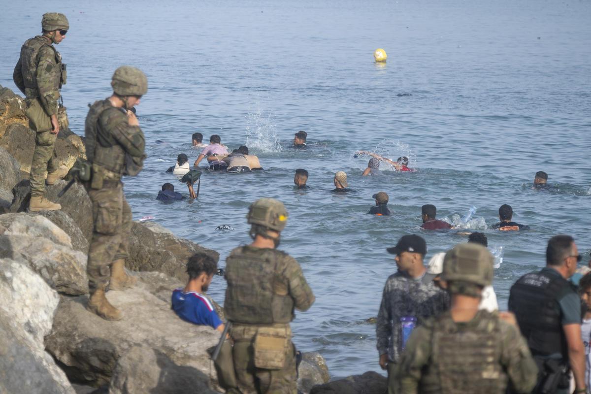 Decenas de migrantes intentan cruzar a España desde Marruecos, a 31 de julio de 2026, en Ceuta (España).