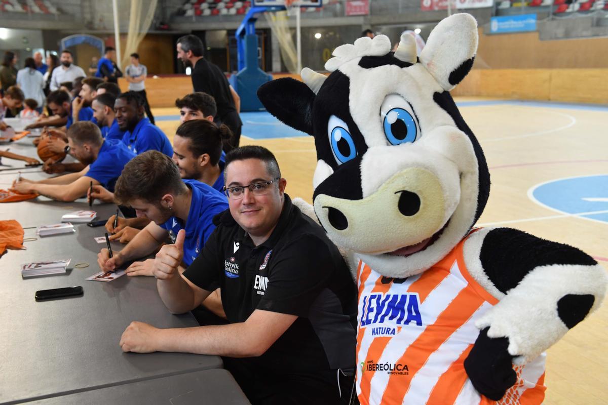 Diego Epifanio, con la mascota Leymita, en el acto de despedida del Leyma de su afición