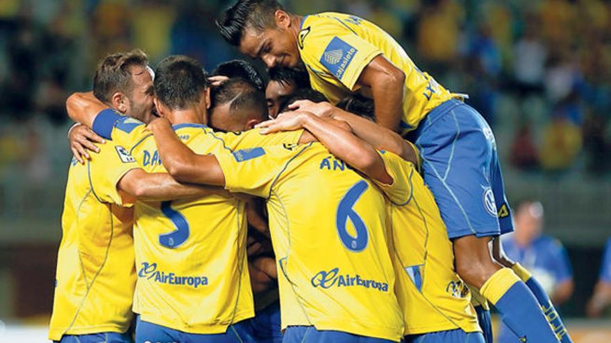 David Simón (d) celebra con sus compañeros, Ángel López, David García, Javi Castellano, Nauzet y Araujo, festejando el 3-0 ante el Lugo en la 3ª jornada.