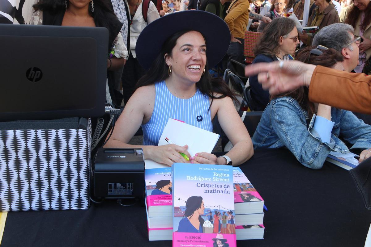 L'escriptora Regina Rodríguez signant llibres per Sant Jordi a Barcelona