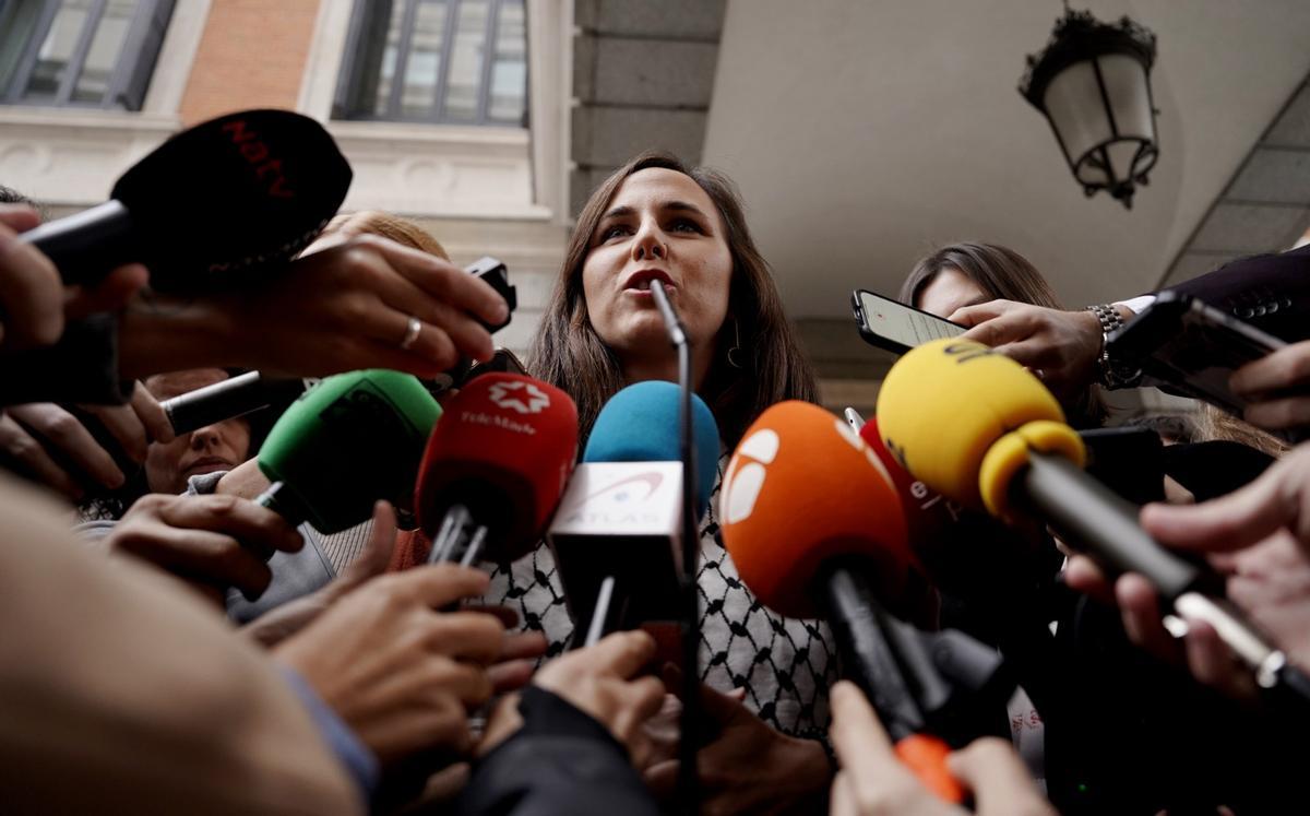 Ione Belarra afrece declaraciones a los periodistas en el Congreso.