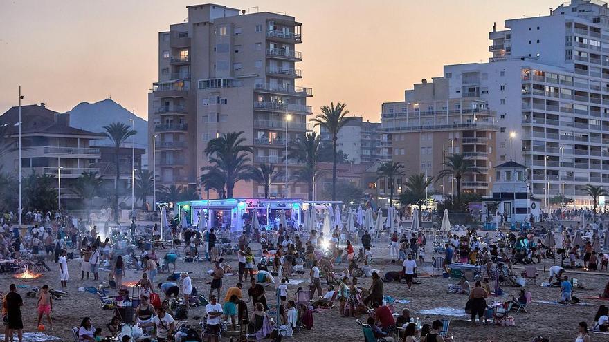 Gandia recoge 95 toneladas de residuos de sus playas en la noche de San Juan