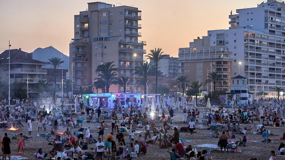 Centenares de personas disfrutan de la noche de San Juan en Gandia.