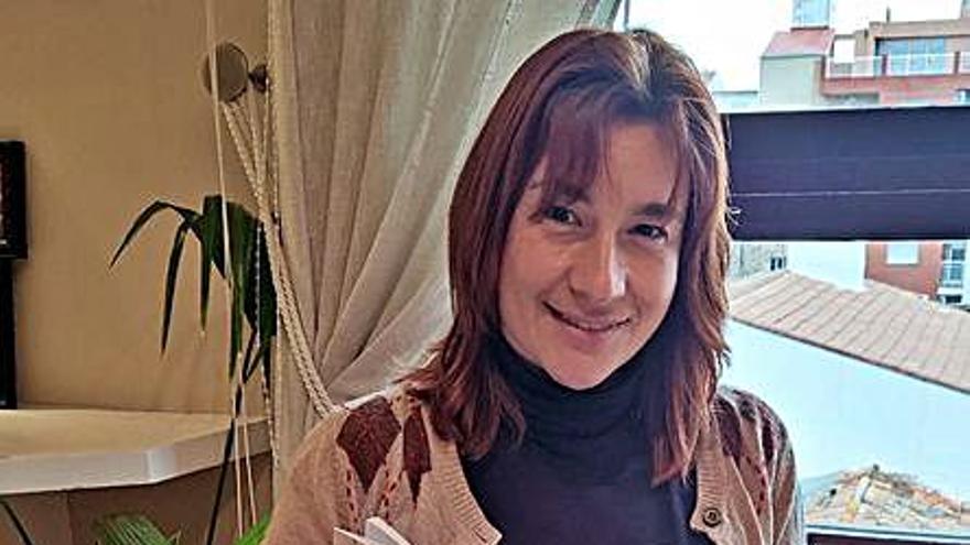 La autora con su libro. | LEVANTE-EMV