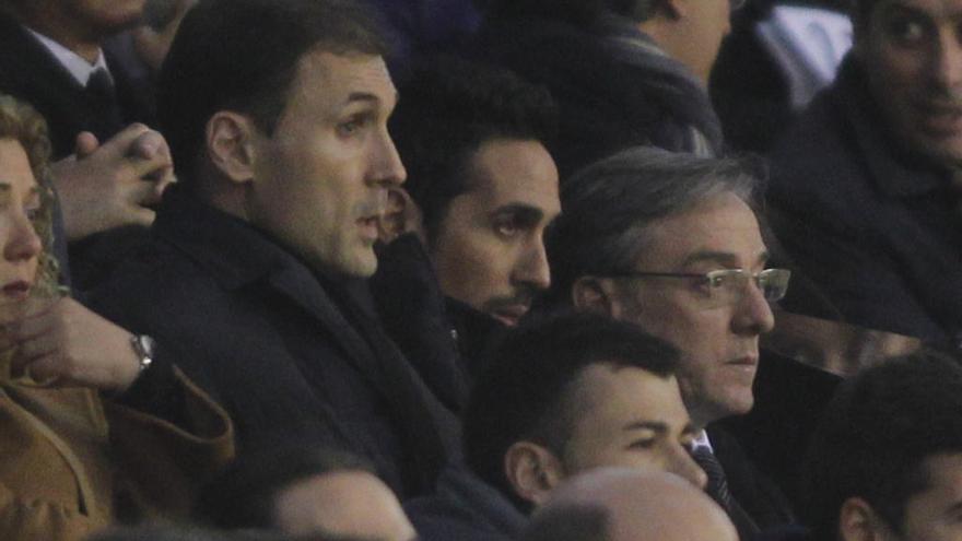 Vicente Rodríguez observa un partido desde la grada de Mestalla