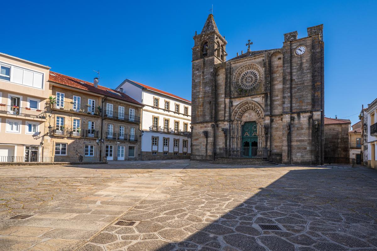 La iglesia de San Martiño de Noia con la torre inacabada