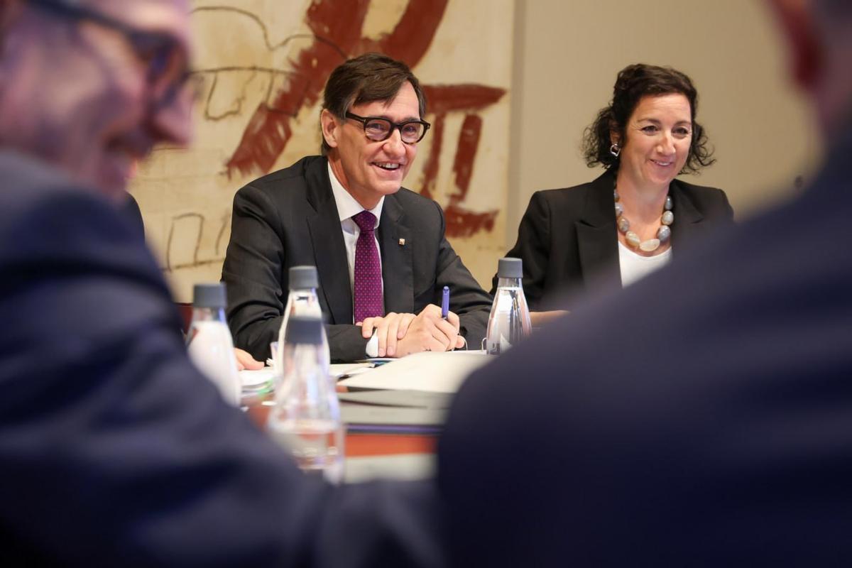 El president de la Generalitat, Salvador Illa, y la consellera de Economia, Alícia Romero, en la reunión de este martes