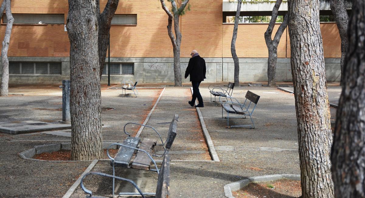 Así de deteriorada está la plaza Lolita Parra, en el barrio Oliver