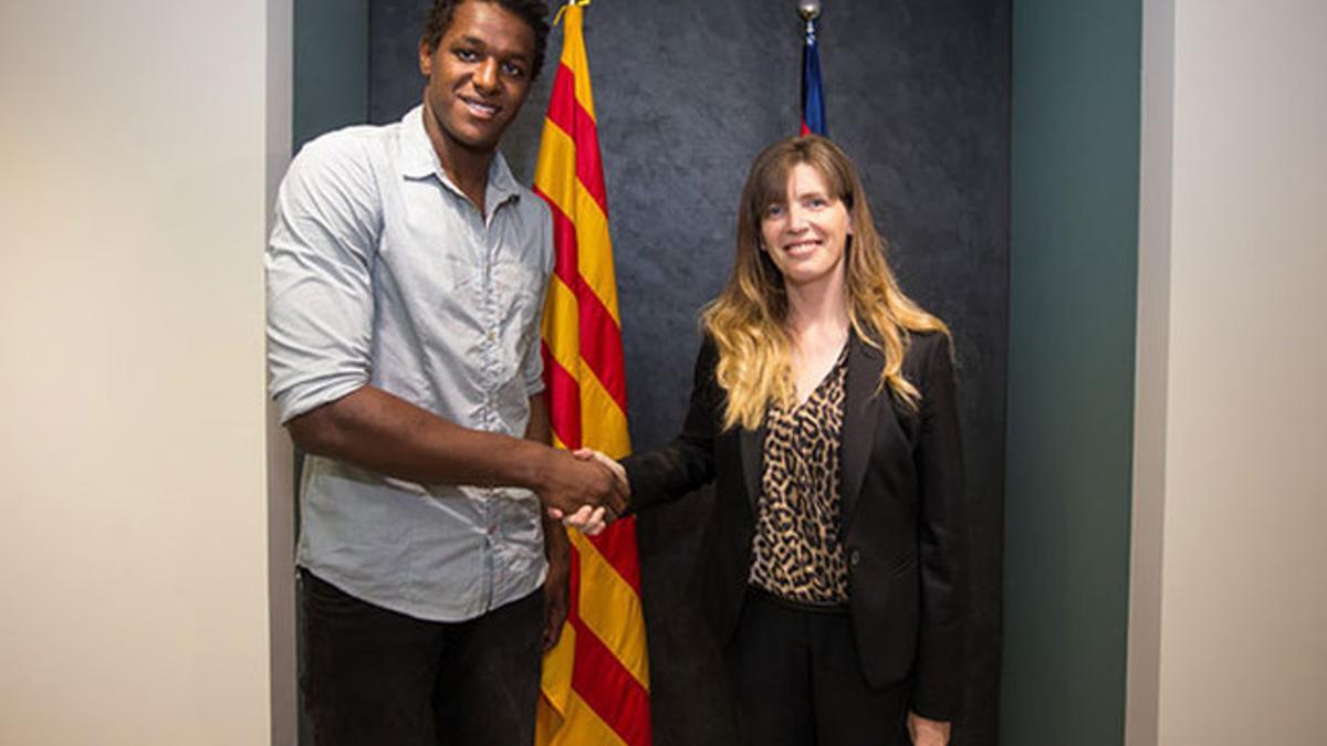 Susana Monje, directiva responsable del balonmano del Barça, dio la bienvenida a Jallouz
