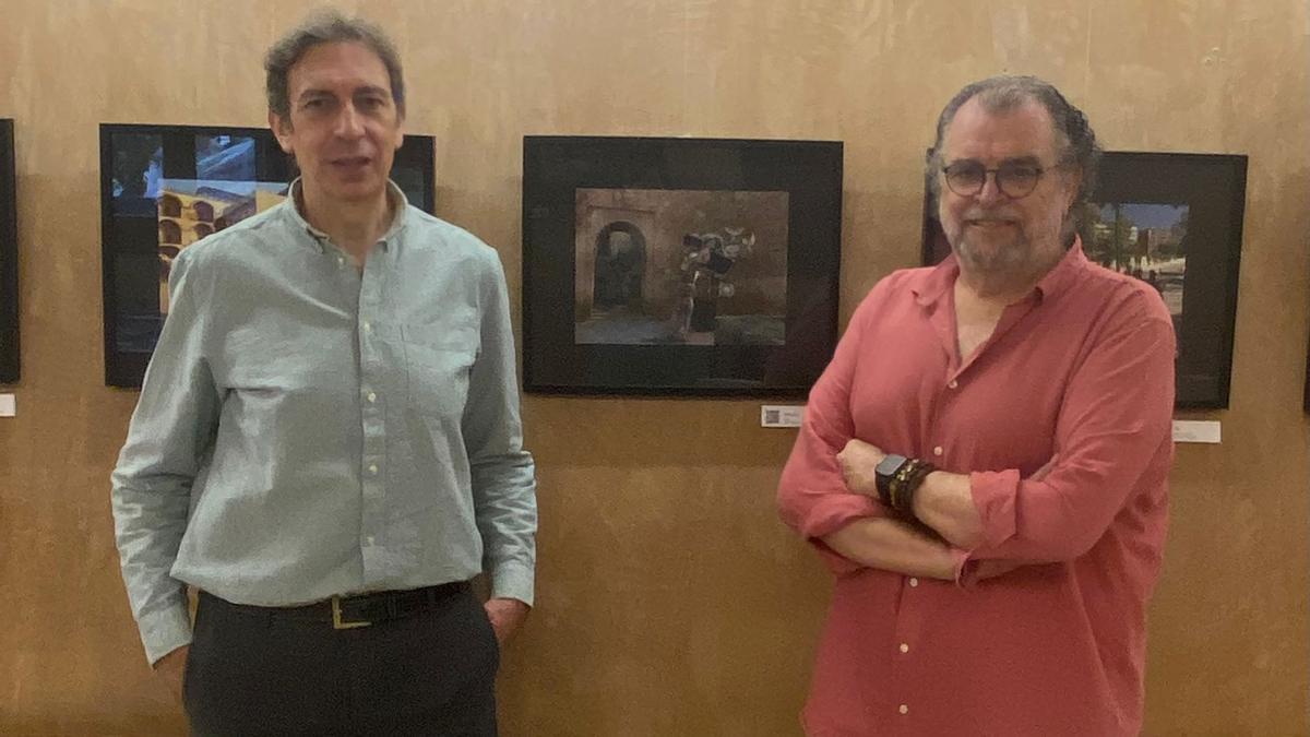 Pepe Luque y Antonio Guerra, ante algunos de los fotomontajes que ofrece la exposición.