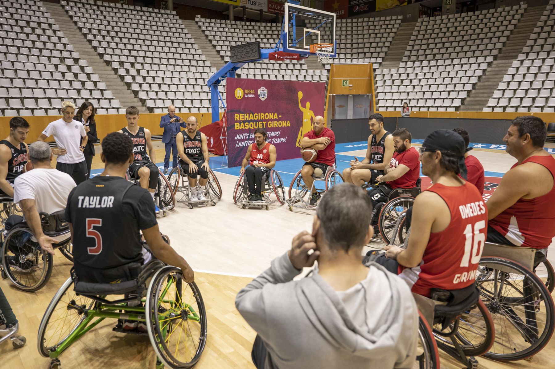 Les estrelles del Girona a l’ACB descobreixen el bàsquet en cadira de rodes