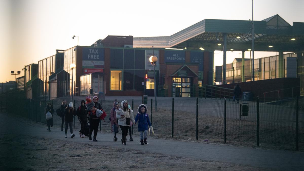 11 March 2022, Poland, Medyka: Refugees from Ukraine arrive at the border crossing in Poland. Photo: Sebastian Gollnow/dpa