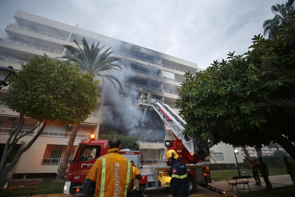 Dos bomberos heridos en un incendio provocado en un piso en Torrevieja. La Guardia Civil ha rescatado al residente de un primer piso que habría provocado las llamas en un intento de suicidio.