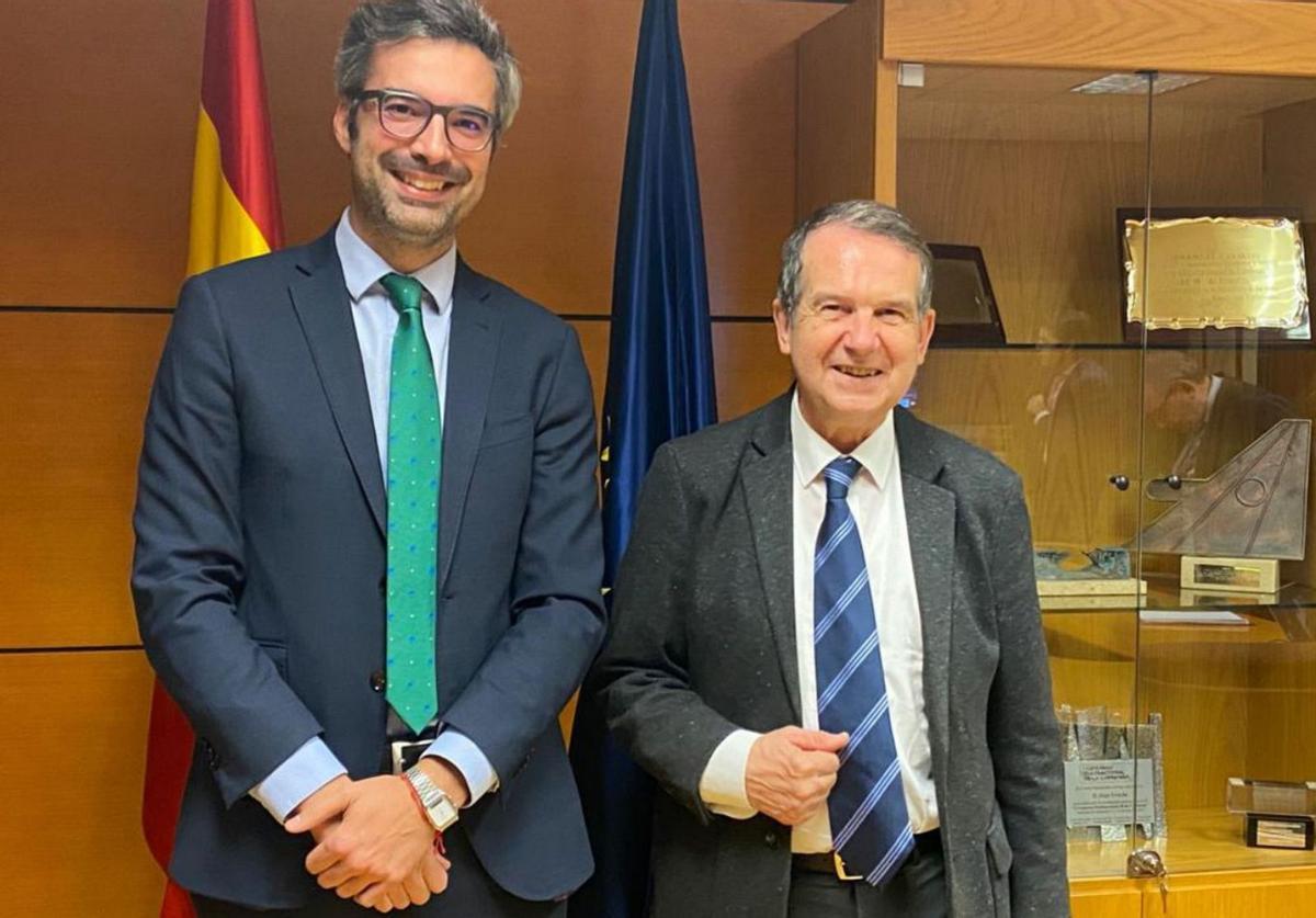 El director general de Carreteras, Juan Pedro Fernández, junto a Abel Caballero ayer en el Ministerio.