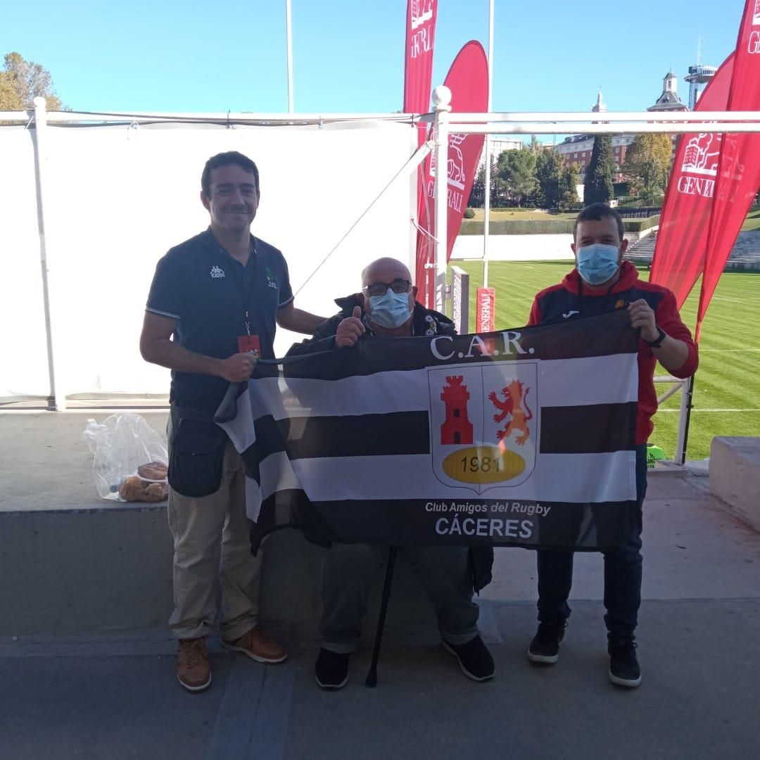 Pinino, con la bandera del CAR Cáceres.