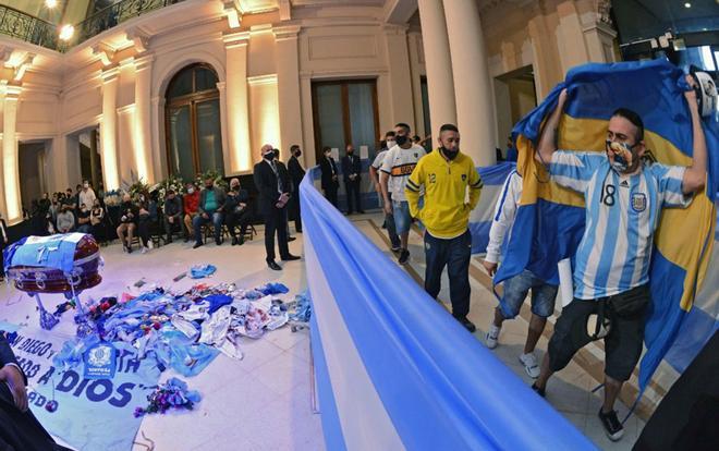 A las 6 de la mañana se abrieron las puertas de la capilla ardiente de Diego Armando Maradona instalada en la Casa Rosada en Buenos Aires. Miles de aficionados esperaban en la Plaza de Mayo para dar el último adiós al astro argentino.