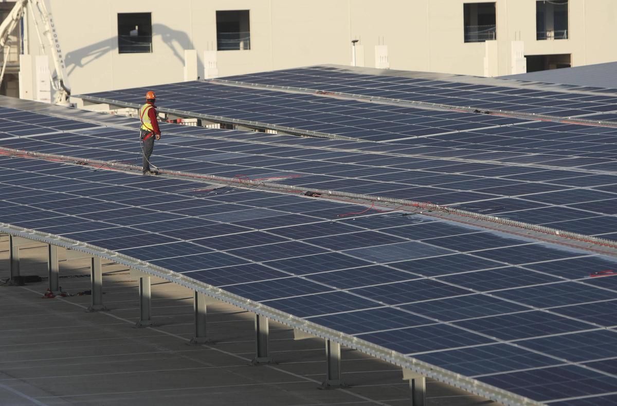 Paneles solares sobre las plazas de aparcamiento de la gigafactoría de Volkswagen.