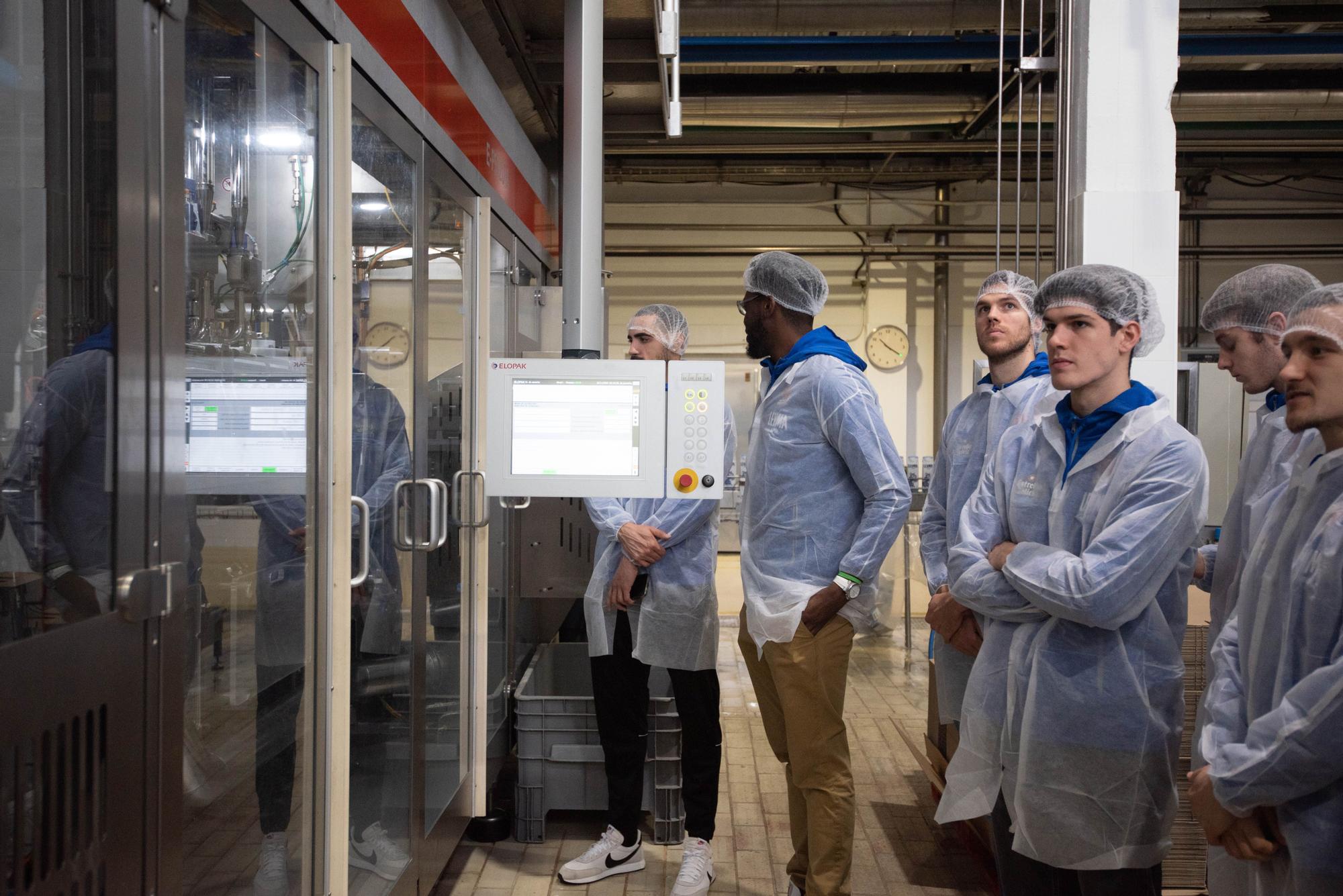 Los jugadores del Básquet Coruña visitan la fábrica de Leyma