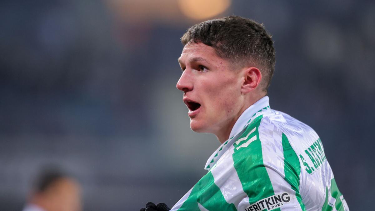 Sergi Altimira, del Real Betis, celebra tras marcar el 0-3 durante el partido de ida de la fase eliminatoria de la UEFA Conference League entre el KAA Gent y el Real Betis, en Gante, Bélgica