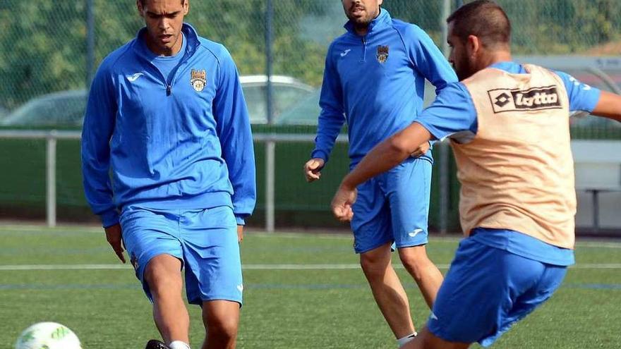 Gonzalo, Abel Suárez y Jacobo Millán durante un entrenamiento. // Rafa Vázquez