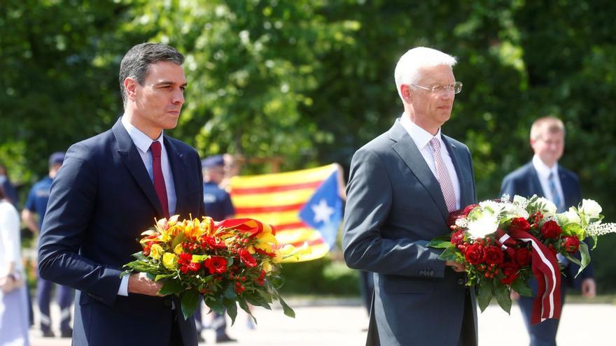 El presidente del Gobierno, Pedro Sánchez, y el primer ministro letón, Arturs Krišjānis Kariņš, este 7 de julio en la capital del país, Riga.